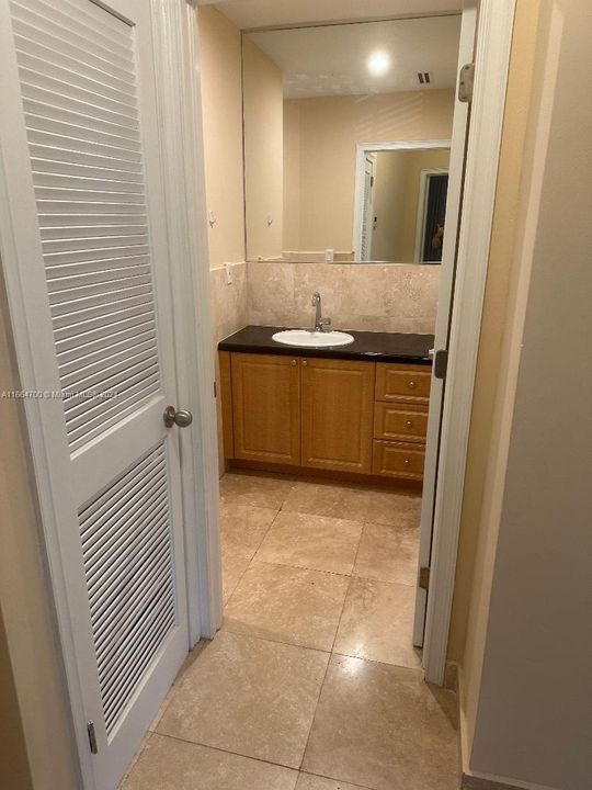 For Rent: $2,300 (1 beds, 1 baths, 823 Square Feet)