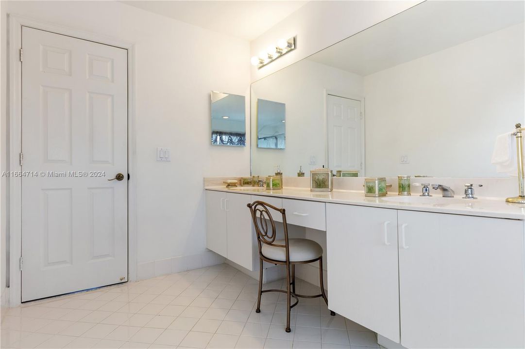 For Sale: $799,000 (4 beds, 2 baths, 2864 Square Feet)