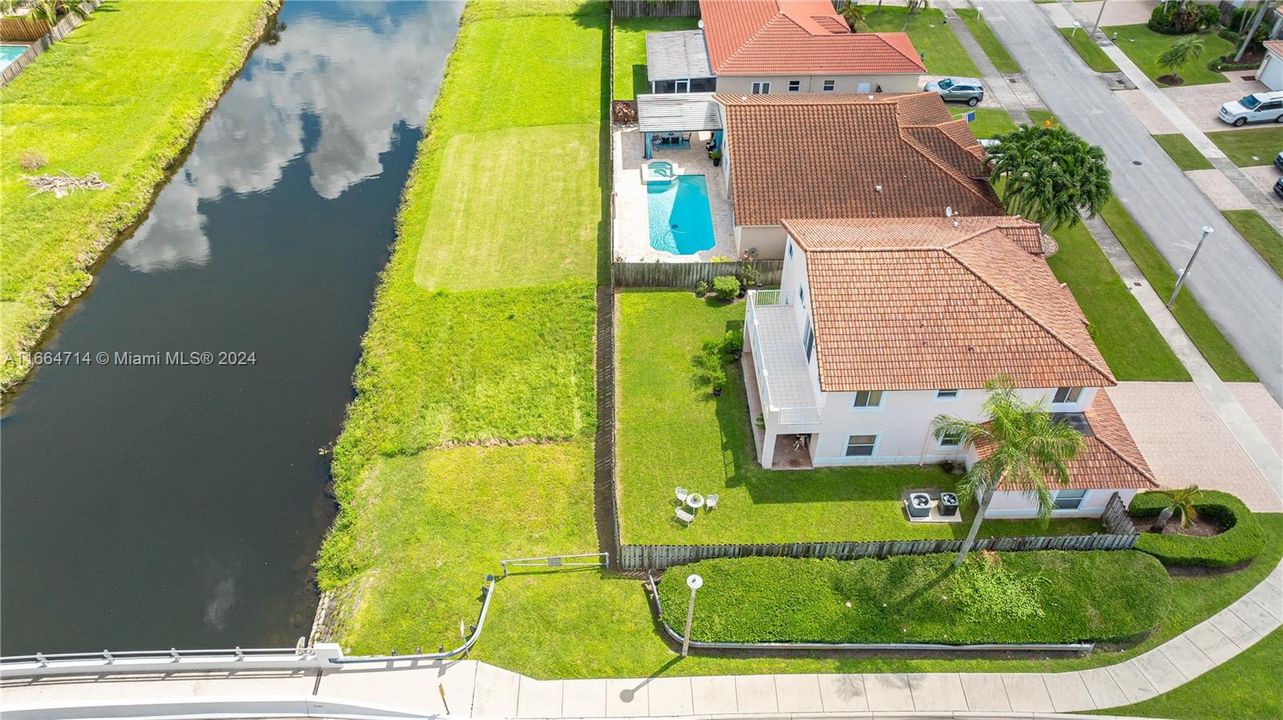 En Venta: $799,000 (4 camas, 2 baños, 2864 Pies cuadrados)