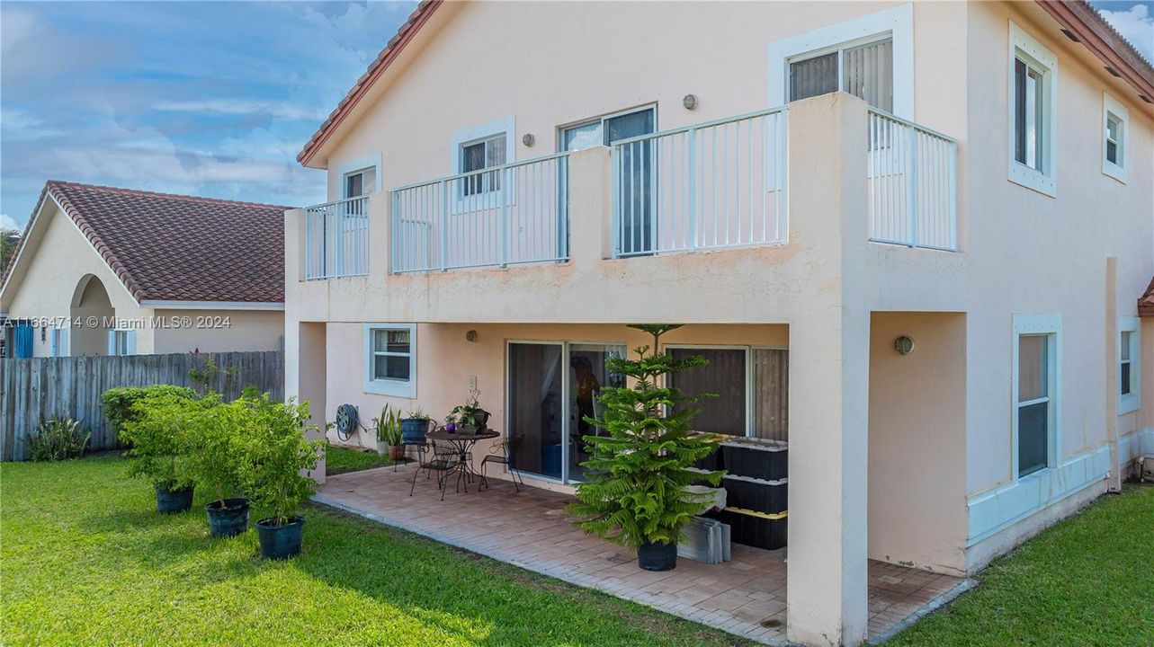 En Venta: $799,000 (4 camas, 2 baños, 2864 Pies cuadrados)