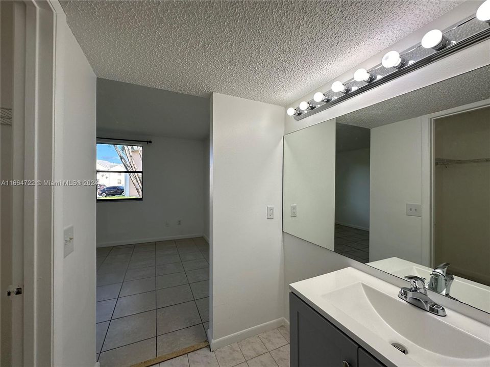 Active With Contract: $2,100 (3 beds, 2 baths, 1195 Square Feet)