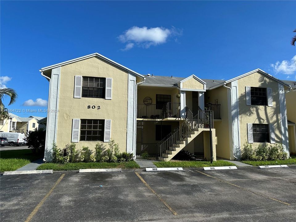 Active With Contract: $2,100 (3 beds, 2 baths, 1195 Square Feet)