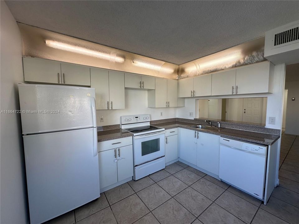 Active With Contract: $2,100 (3 beds, 2 baths, 1195 Square Feet)