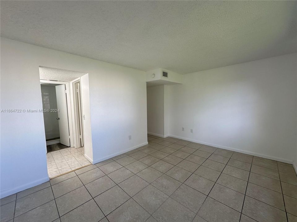 Active With Contract: $2,100 (3 beds, 2 baths, 1195 Square Feet)