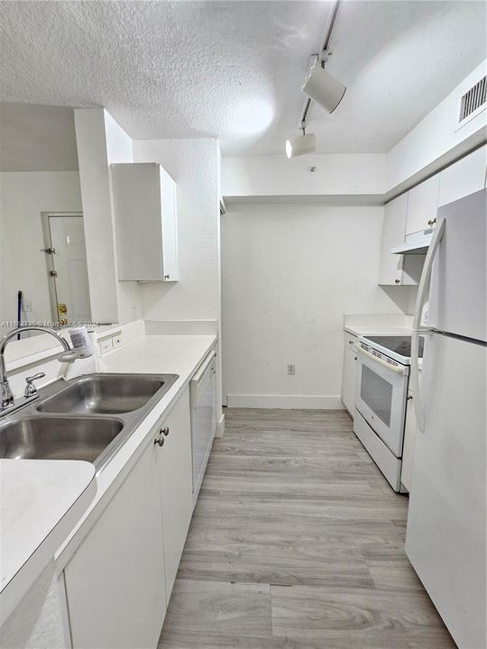 For Rent: $2,000 (2 beds, 2 baths, 895 Square Feet)