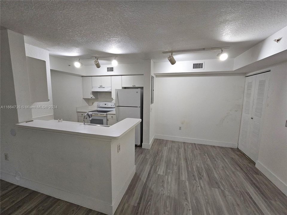 For Rent: $2,000 (2 beds, 2 baths, 895 Square Feet)