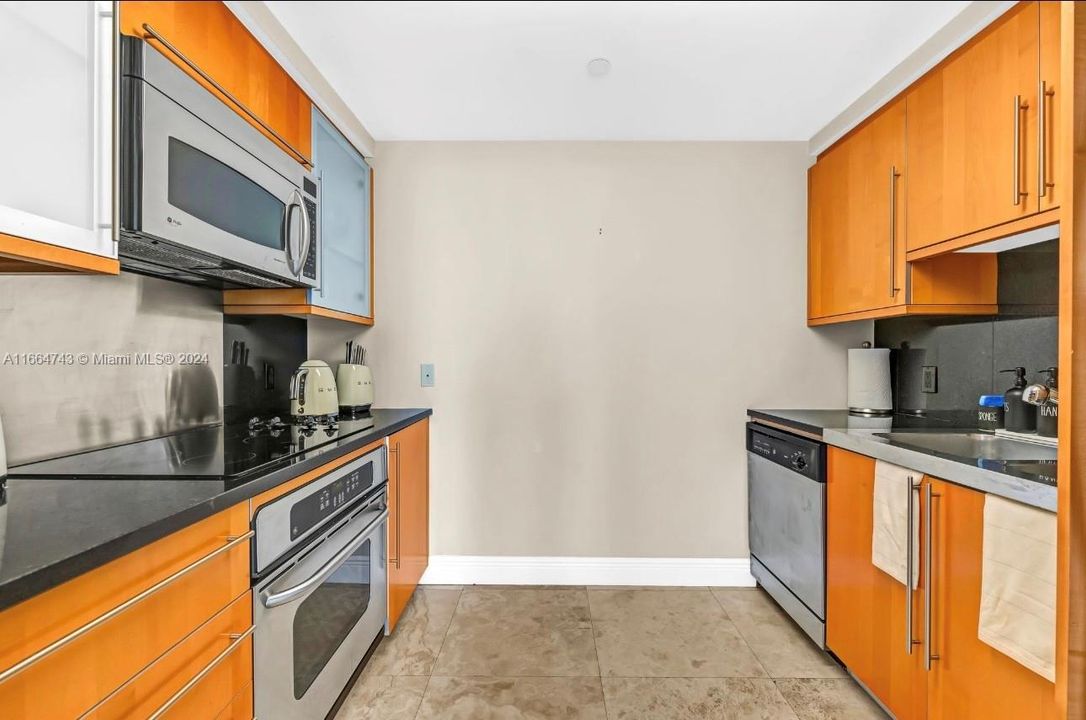 For Sale: $975,000 (1 beds, 1 baths, 808 Square Feet)