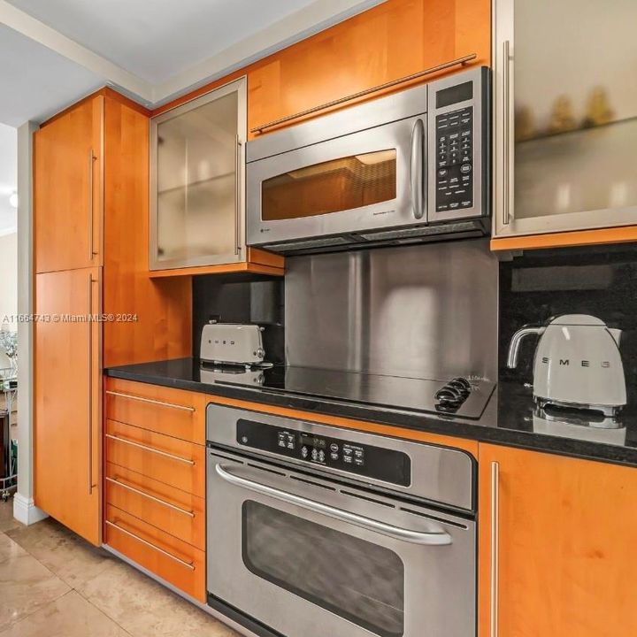 For Sale: $975,000 (1 beds, 1 baths, 808 Square Feet)