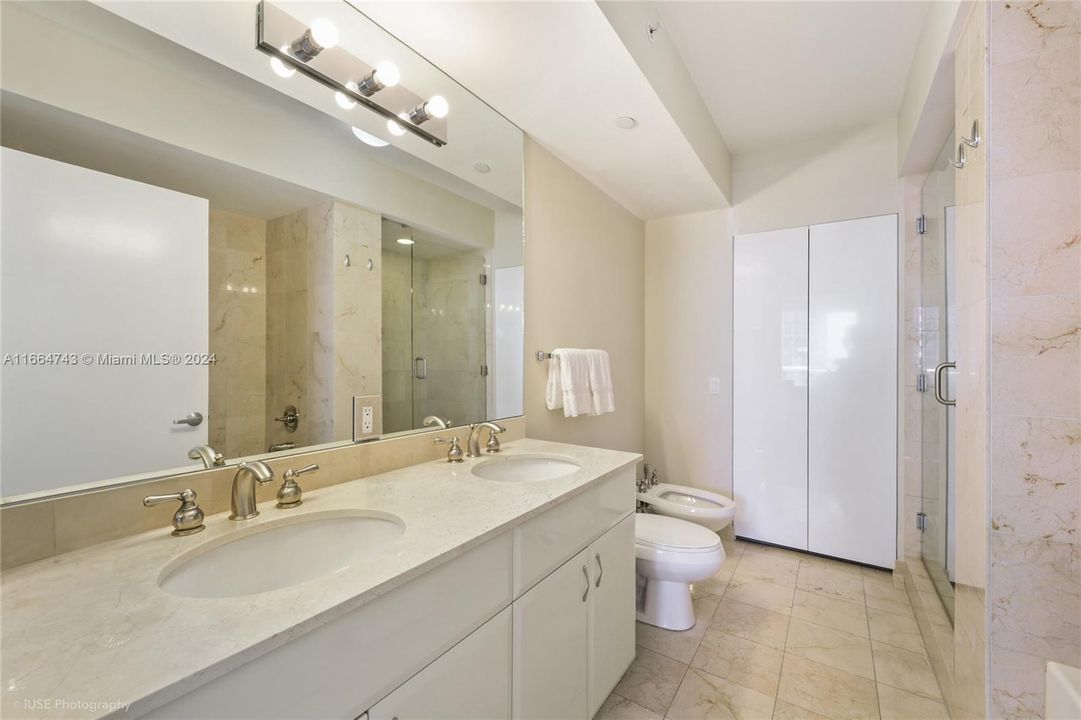 For Sale: $975,000 (1 beds, 1 baths, 808 Square Feet)