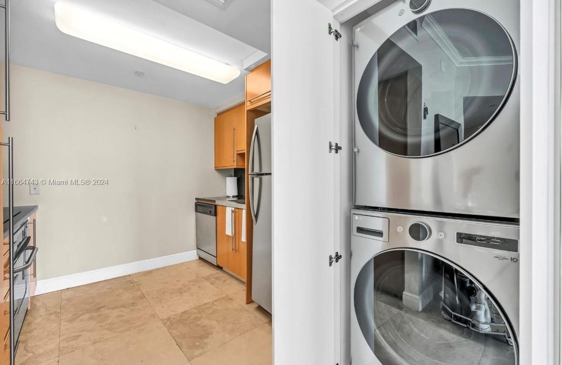 For Sale: $975,000 (1 beds, 1 baths, 808 Square Feet)