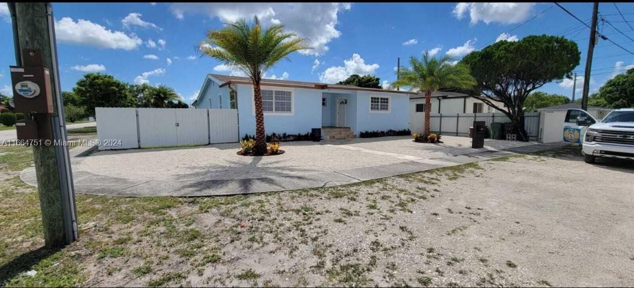 En Venta: $765,000 (4 camas, 2 baños, 1391 Pies cuadrados)