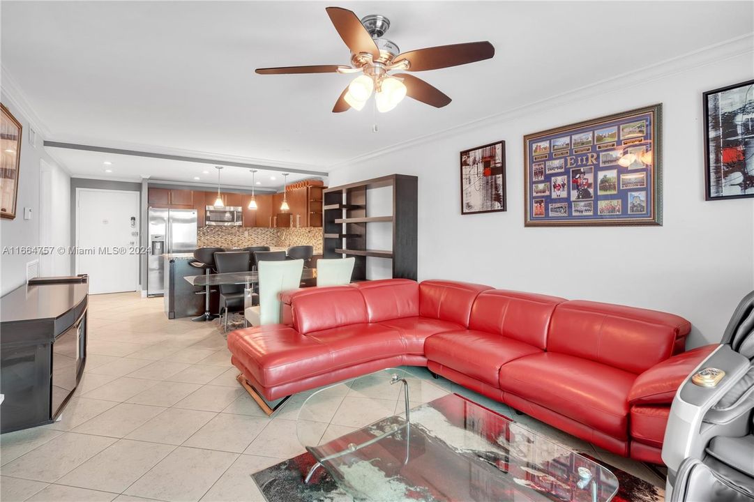 For Sale: $410,000 (2 beds, 1 baths, 756 Square Feet)