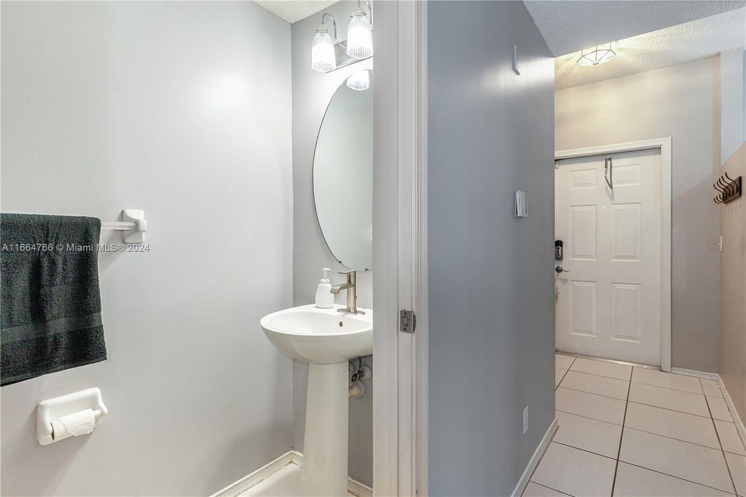 For Sale: $375,000 (2 beds, 2 baths, 1110 Square Feet)