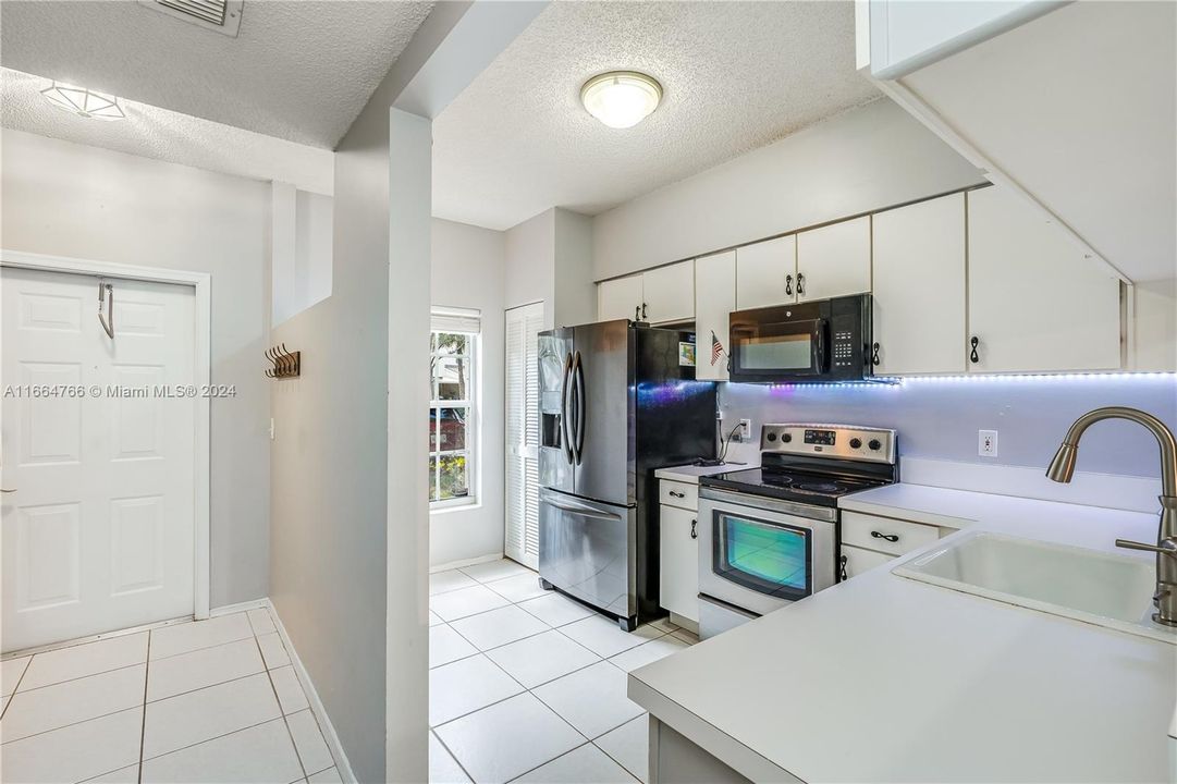 For Sale: $375,000 (2 beds, 2 baths, 1110 Square Feet)