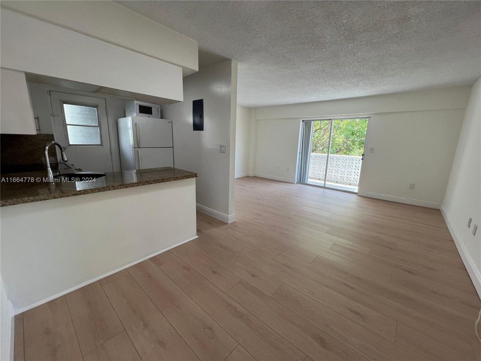 For Sale: $305,000 (1 beds, 1 baths, 667 Square Feet)