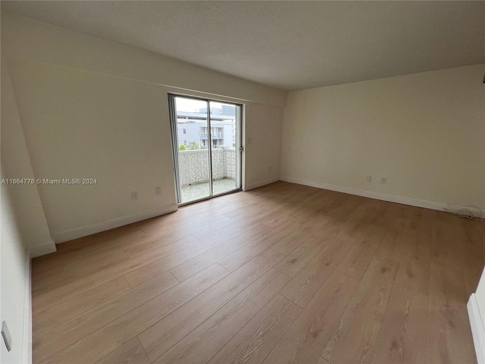 For Sale: $305,000 (1 beds, 1 baths, 667 Square Feet)