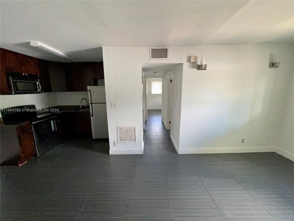 For Rent: $1,600 (1 beds, 1 baths, 12374 Square Feet)