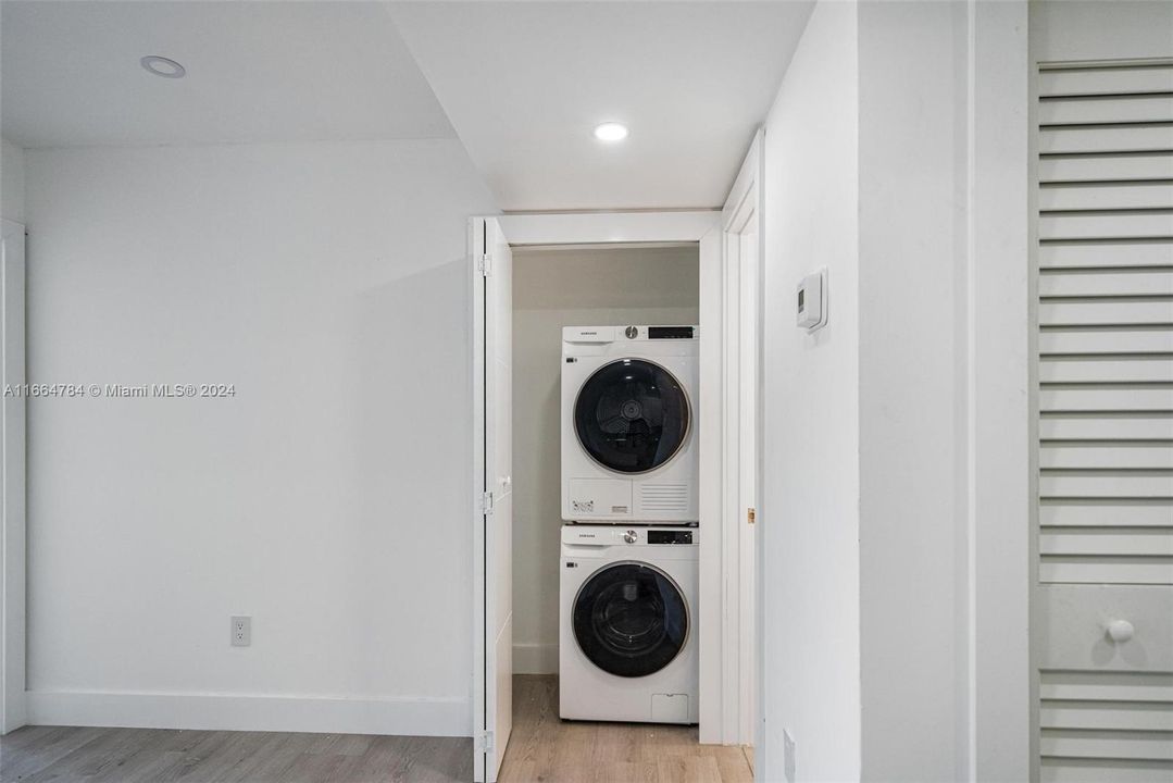 For Sale: $369,000 (1 beds, 1 baths, 792 Square Feet)