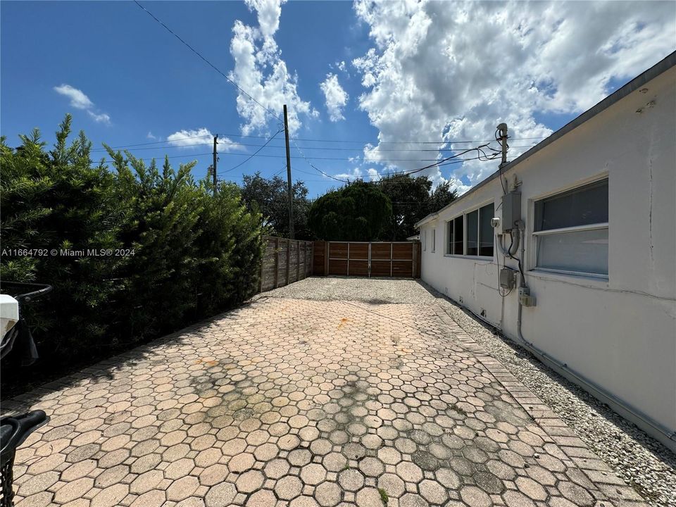 For Sale: $920,000 (3 beds, 2 baths, 1848 Square Feet)