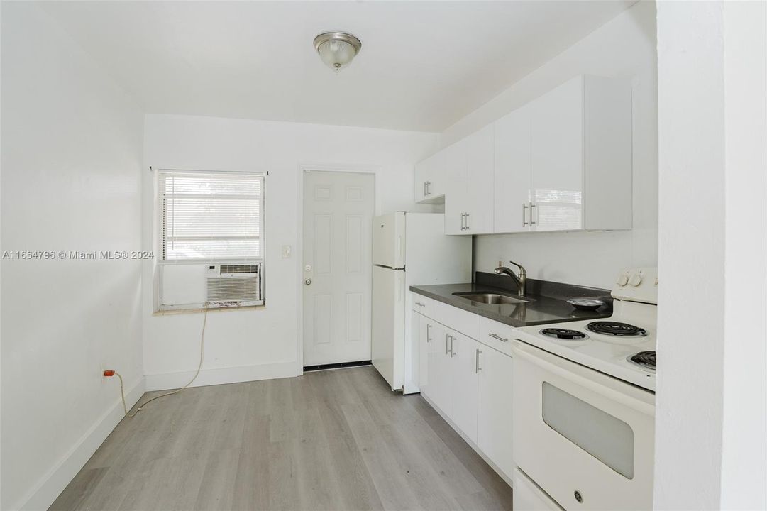 Active With Contract: $2,200 (2 beds, 1 baths, 707 Square Feet)