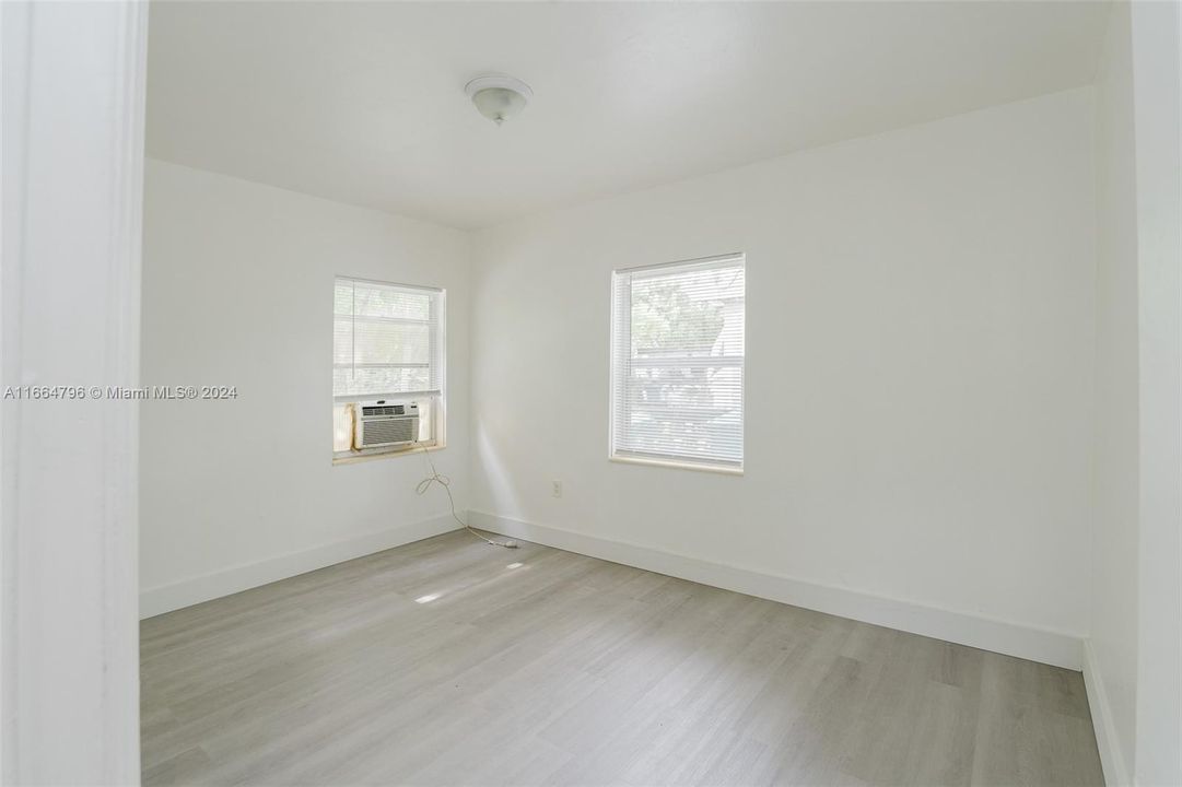 Active With Contract: $2,200 (2 beds, 1 baths, 707 Square Feet)