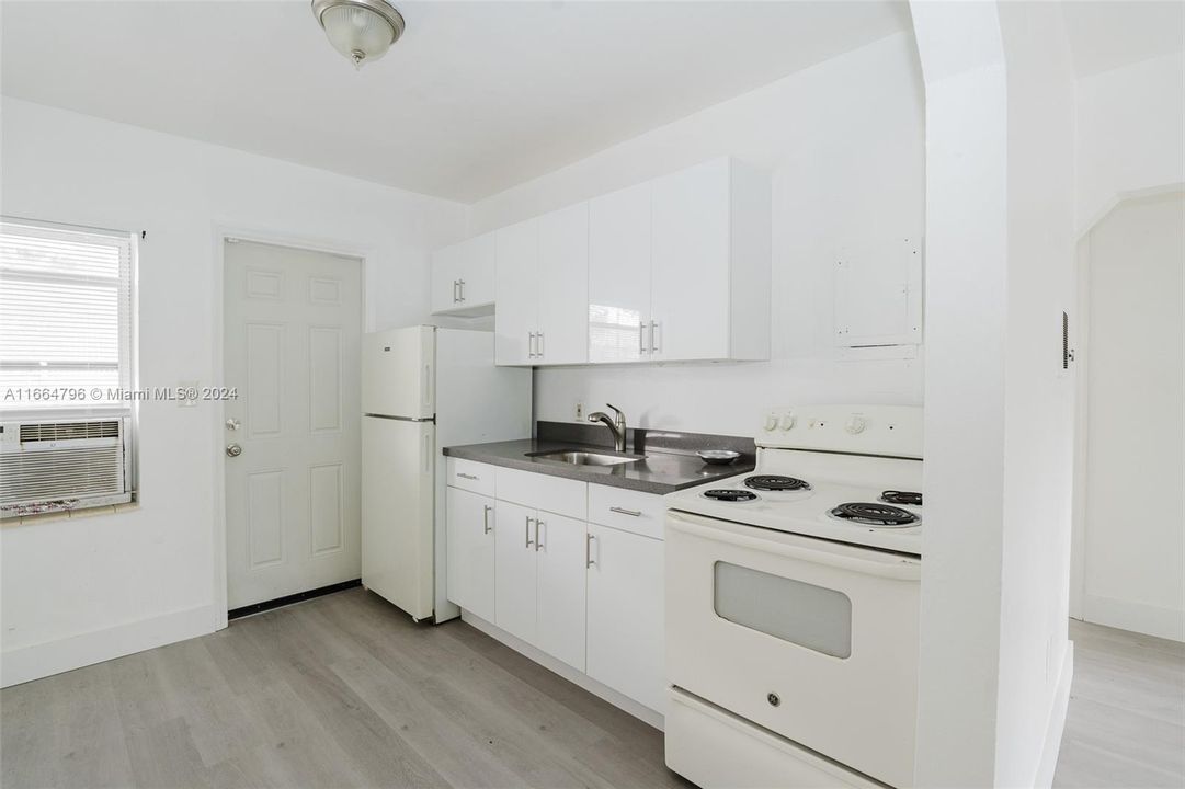 Active With Contract: $2,200 (2 beds, 1 baths, 707 Square Feet)