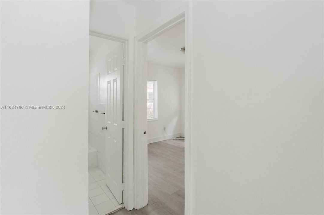 Active With Contract: $2,200 (2 beds, 1 baths, 707 Square Feet)