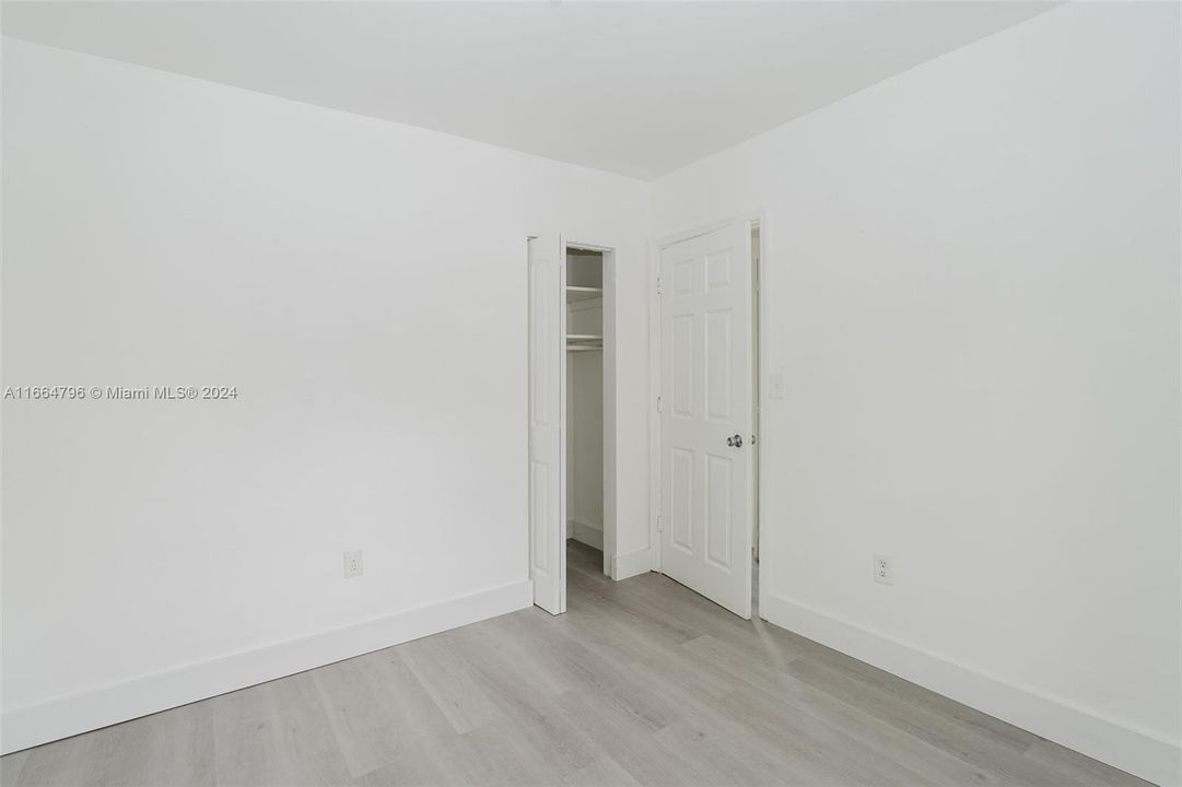 Active With Contract: $2,200 (2 beds, 1 baths, 707 Square Feet)