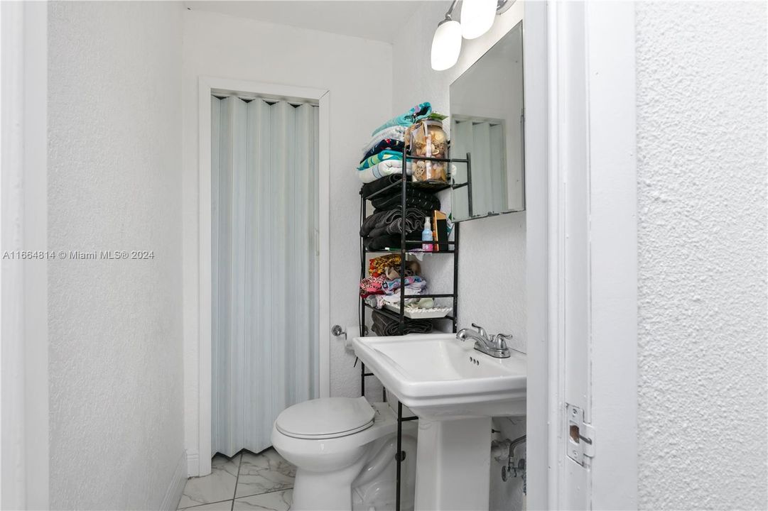 En Venta: $739,900 (5 camas, 5 baños, 2136 Pies cuadrados)