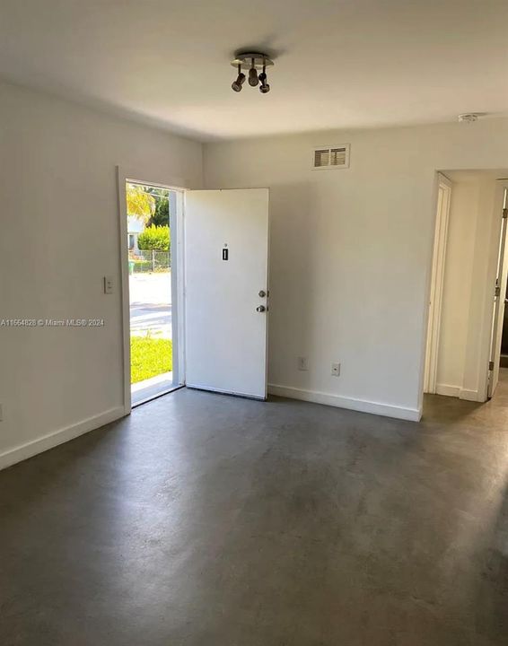 For Rent: $1,650 (1 beds, 1 baths, 650 Square Feet)