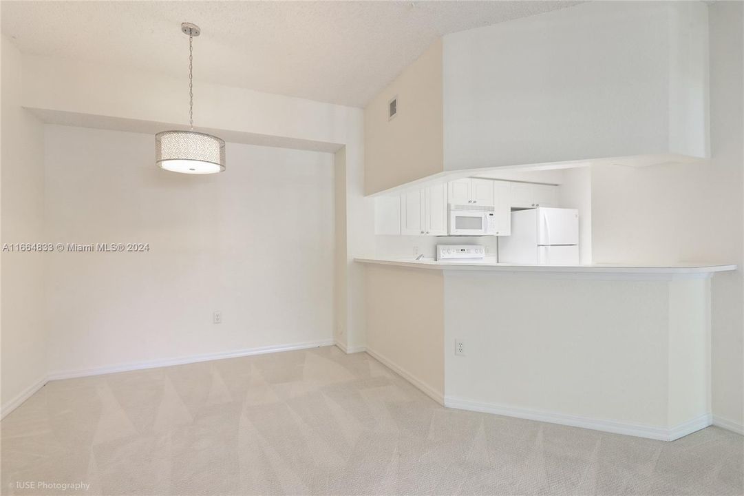 For Rent: $2,200 (2 beds, 1 baths, 987 Square Feet)