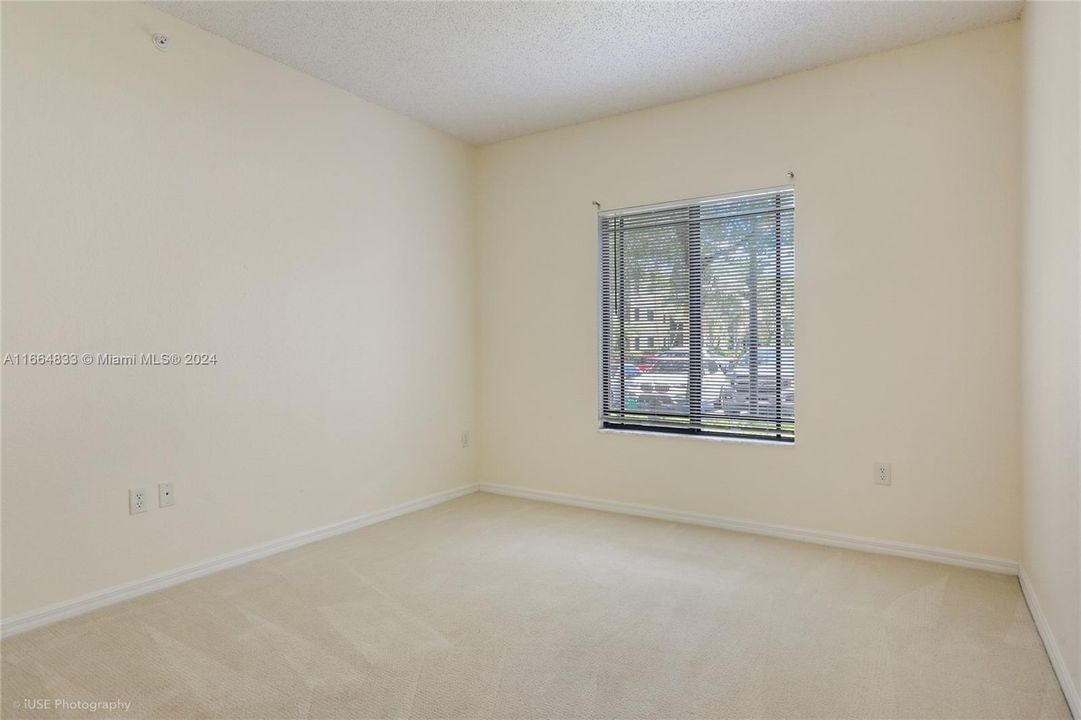 For Rent: $2,200 (2 beds, 1 baths, 987 Square Feet)