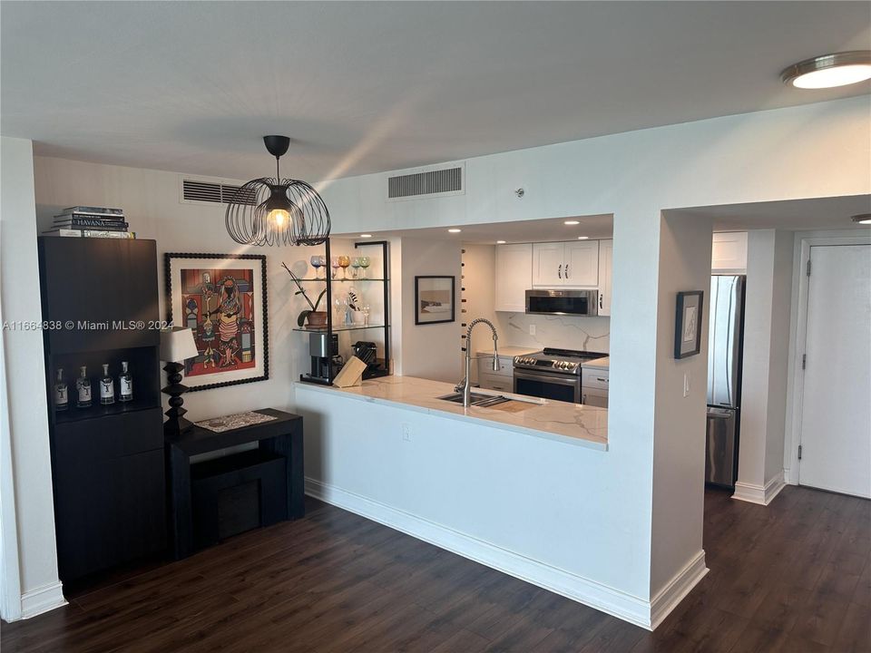 For Sale: $875,000 (2 beds, 2 baths, 1142 Square Feet)