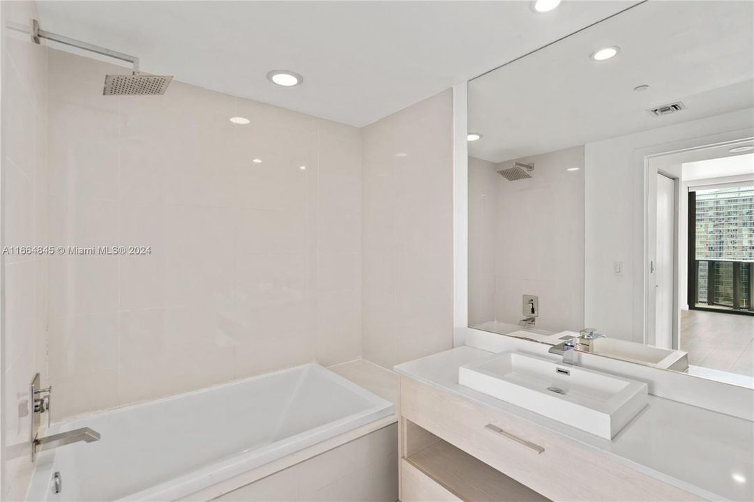 For Sale: $649,000 (2 beds, 2 baths, 851 Square Feet)