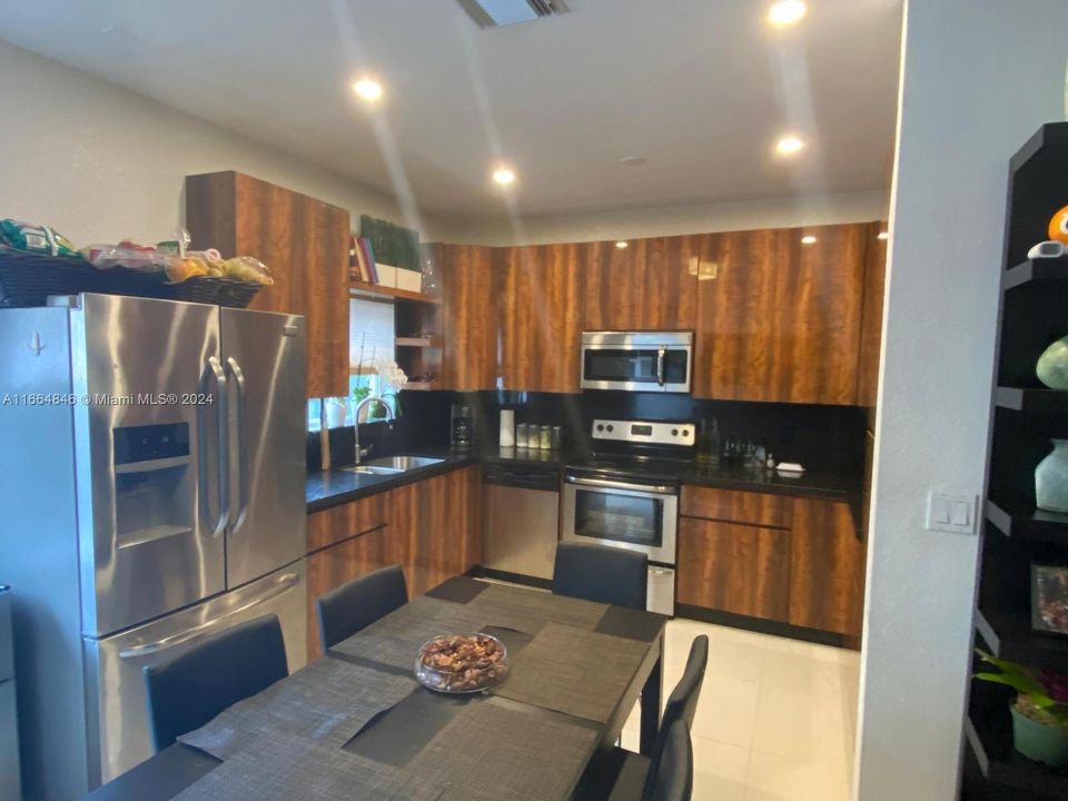 En Venta: $575,000 (4 camas, 3 baños, 1507 Pies cuadrados)