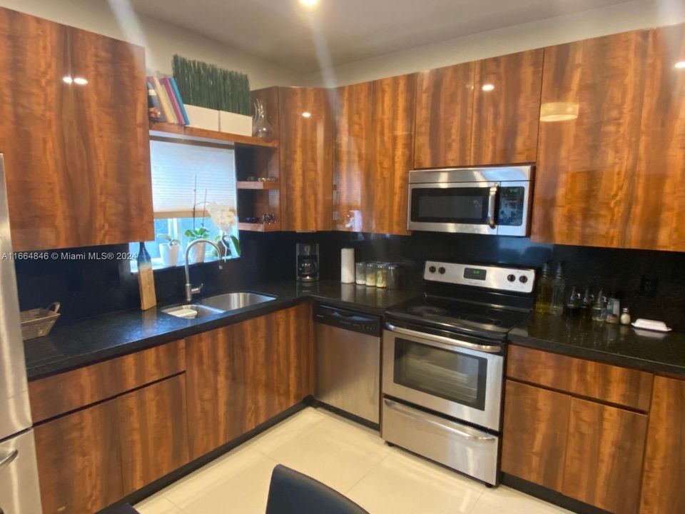 En Venta: $575,000 (4 camas, 3 baños, 1507 Pies cuadrados)