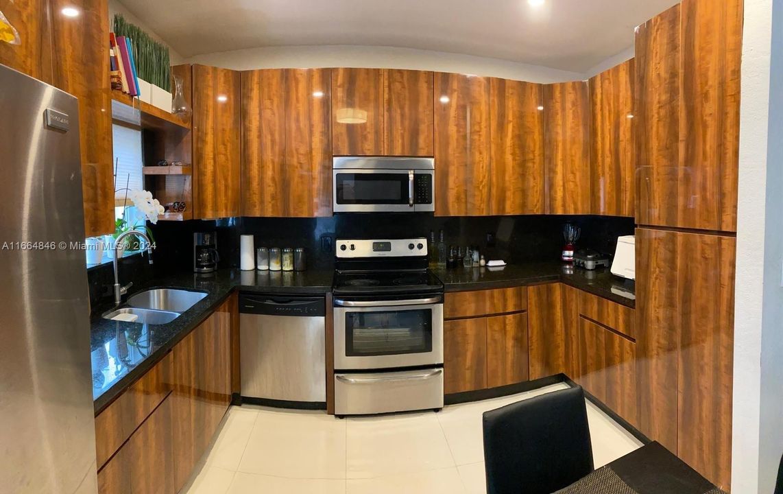 En Venta: $575,000 (4 camas, 3 baños, 1507 Pies cuadrados)