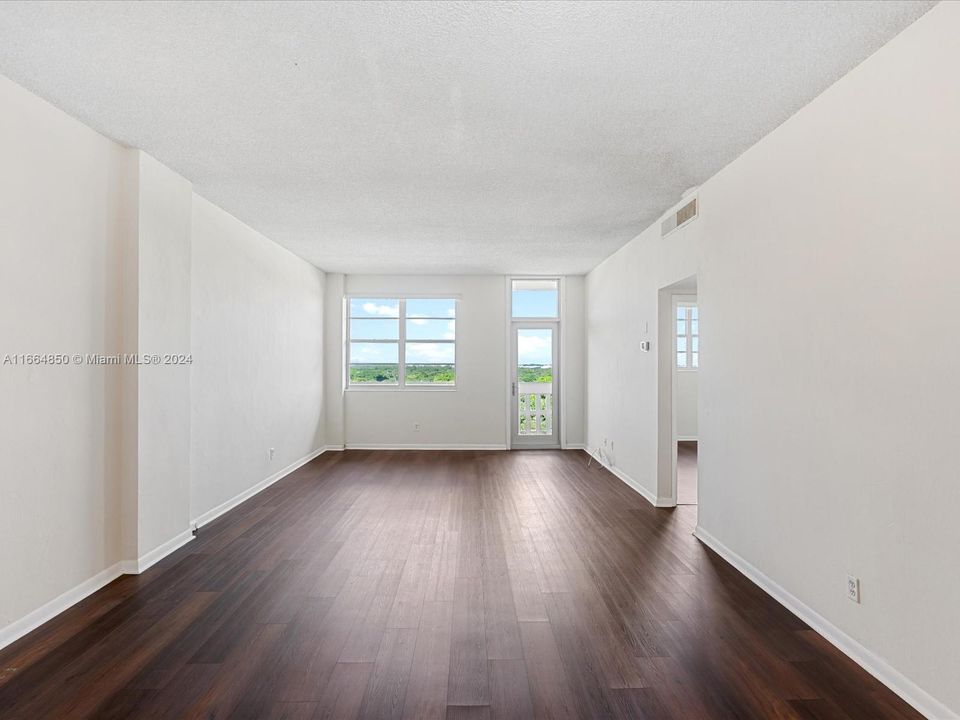 For Rent: $2,650 (1 beds, 1 baths, 910 Square Feet)