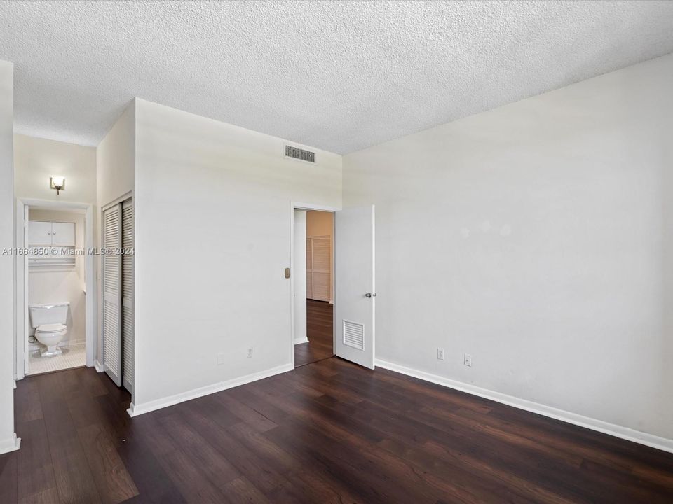 For Rent: $2,650 (1 beds, 1 baths, 910 Square Feet)