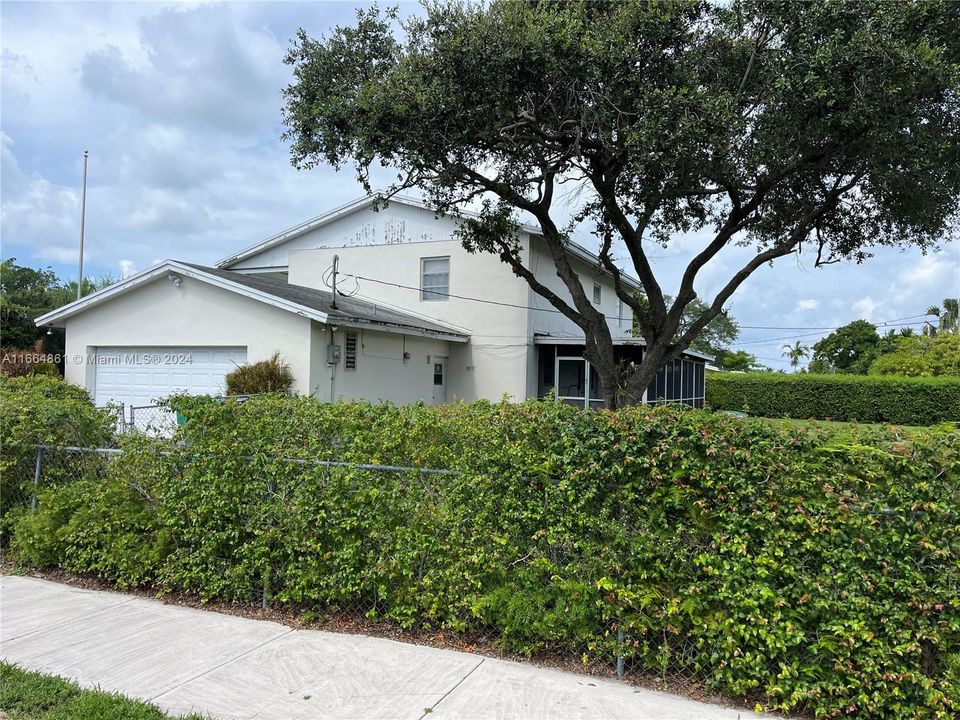 For Sale: $1,200,000 (4 beds, 2 baths, 2214 Square Feet)