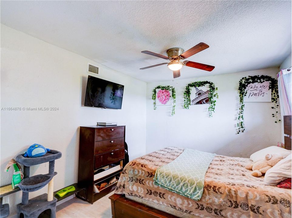 For Sale: $320,000 (3 beds, 1 baths, 1406 Square Feet)