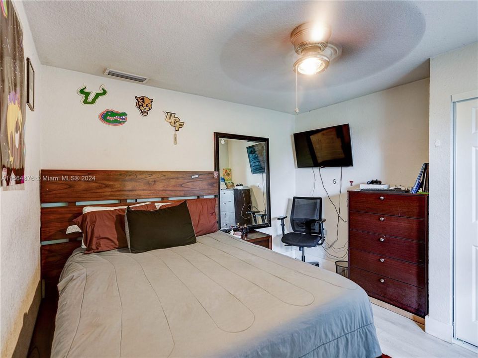 For Sale: $320,000 (3 beds, 1 baths, 1406 Square Feet)