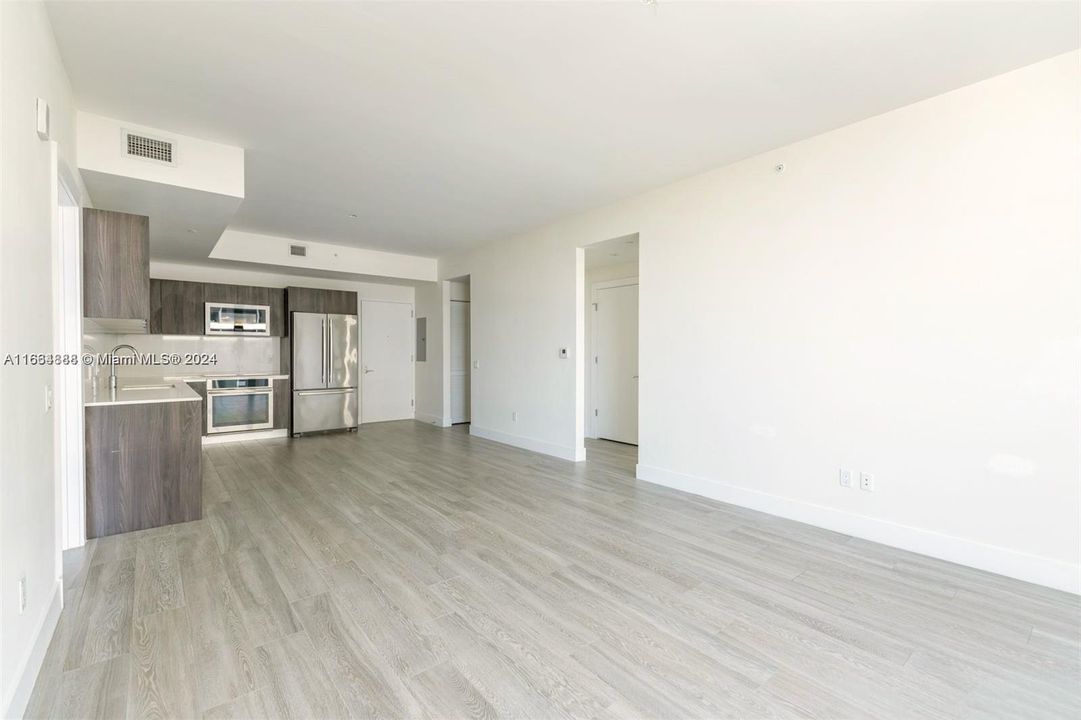 Active With Contract: $4,400 (2 beds, 2 baths, 1095 Square Feet)