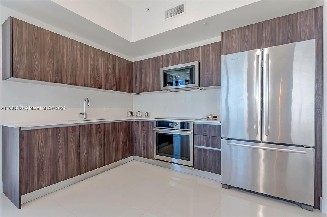 Active With Contract: $4,400 (2 beds, 2 baths, 1095 Square Feet)