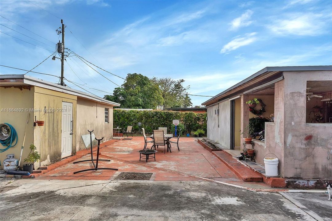 For Sale: $750,000 (3 beds, 1 baths, 1114 Square Feet)