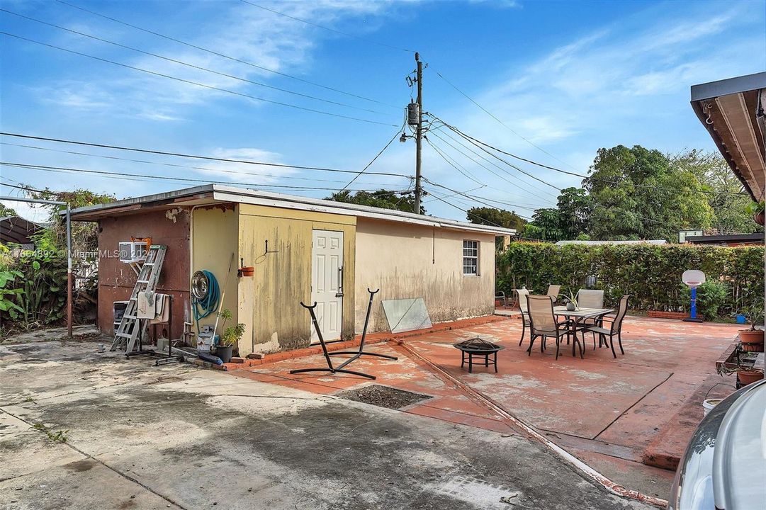 For Sale: $750,000 (3 beds, 1 baths, 1114 Square Feet)