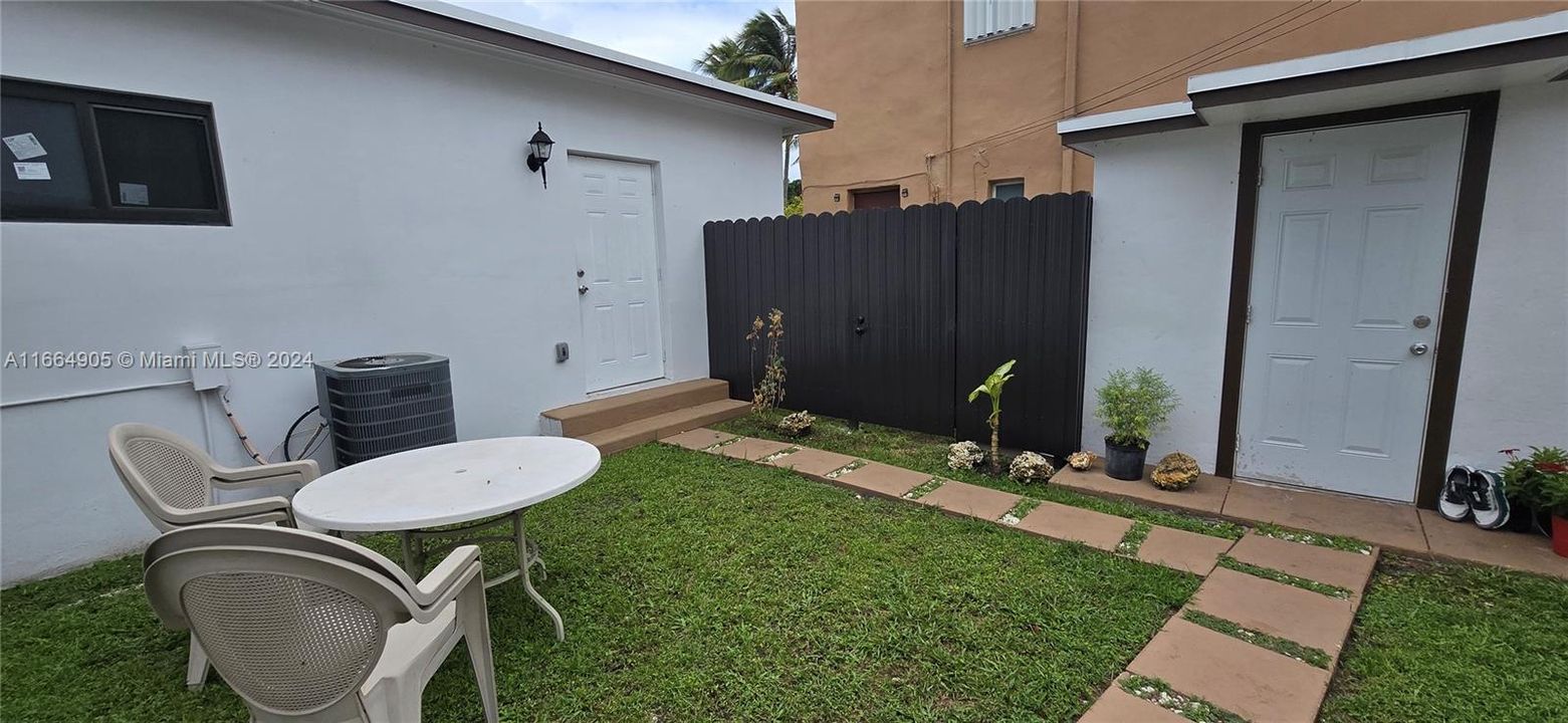 Active With Contract: $2,950 (2 beds, 1 baths, 1100 Square Feet)