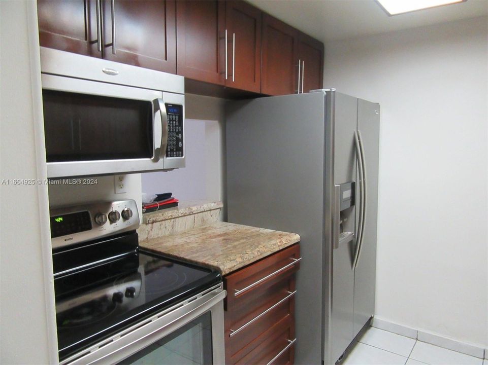 For Rent: $2,300 (2 beds, 2 baths, 906 Square Feet)