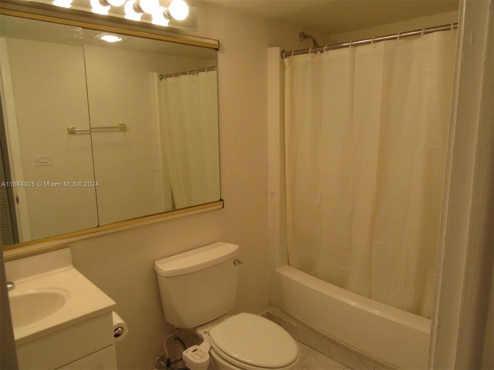 For Rent: $2,300 (2 beds, 2 baths, 906 Square Feet)