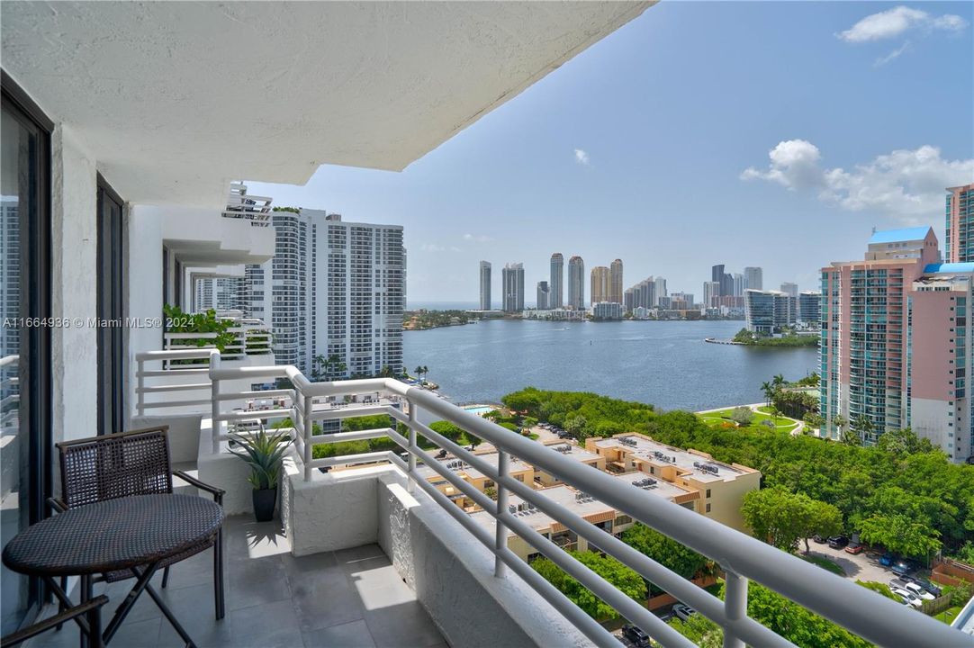 For Sale: $495,000 (1 beds, 2 baths, 990 Square Feet)